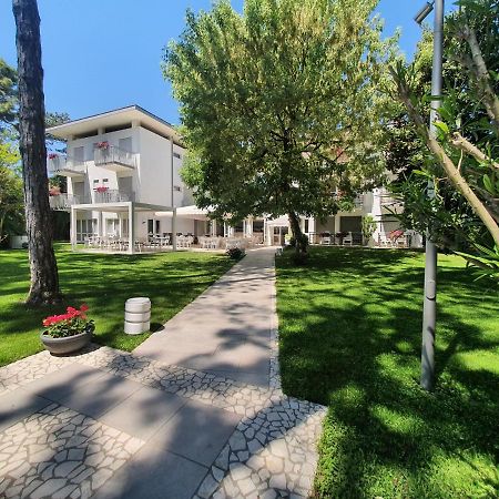 Hotel Eurovil Garni Lignano Sabbiadoro Exteriör bild