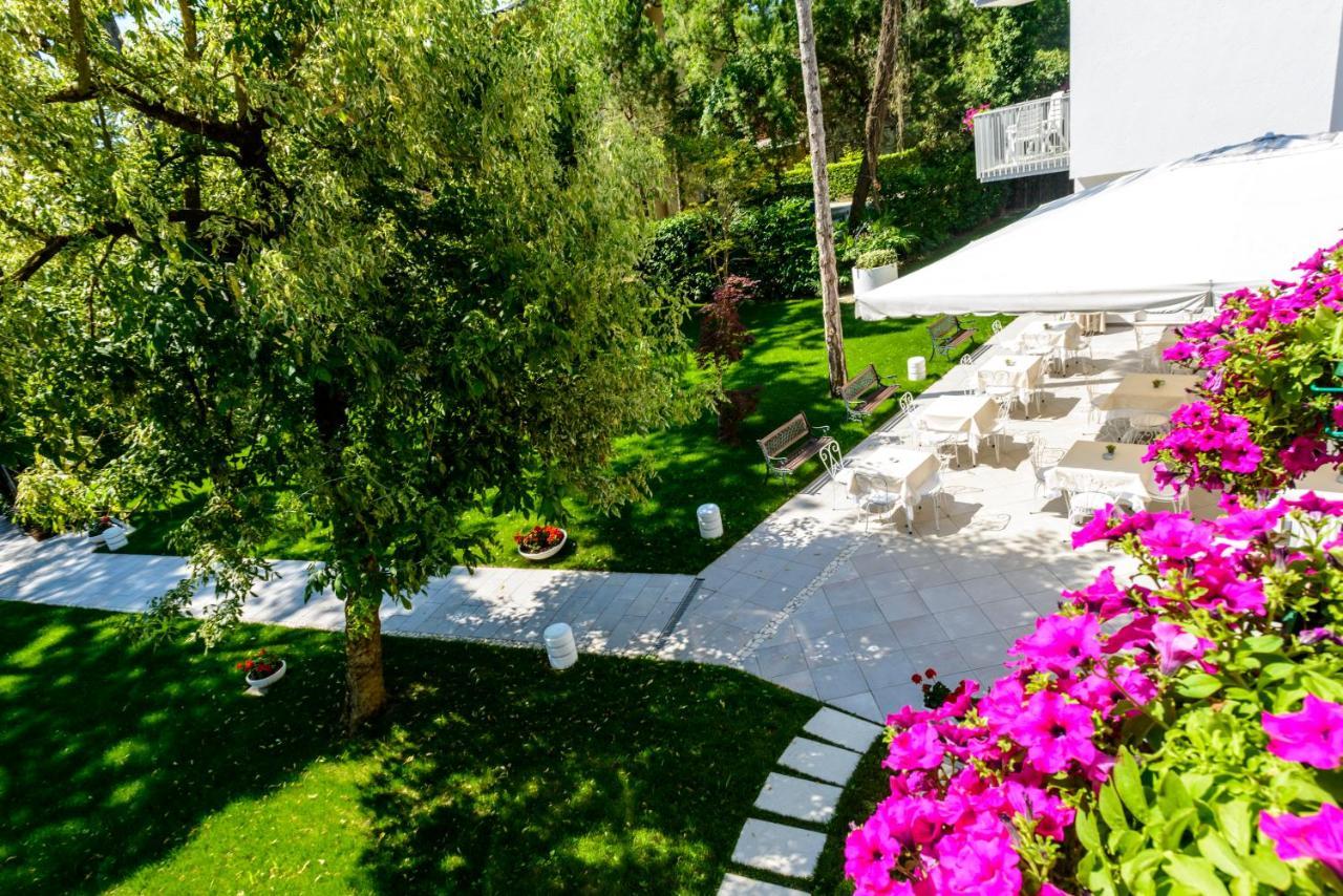 Hotel Eurovil Garni Lignano Sabbiadoro Exteriör bild