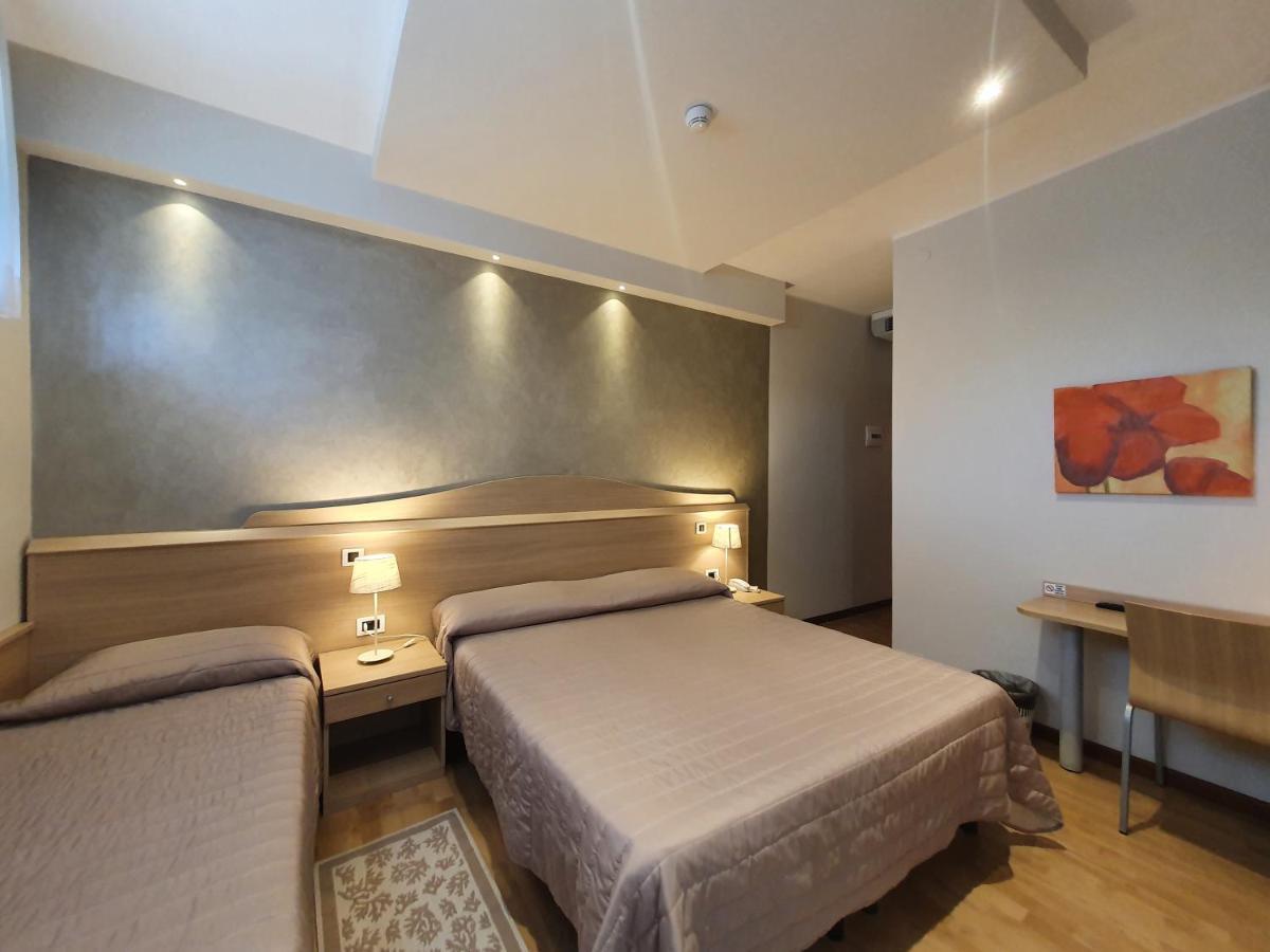 Hotel Eurovil Garni Lignano Sabbiadoro Exteriör bild