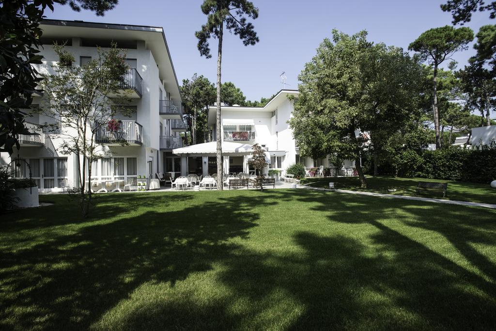 Hotel Eurovil Garni Lignano Sabbiadoro Exteriör bild
