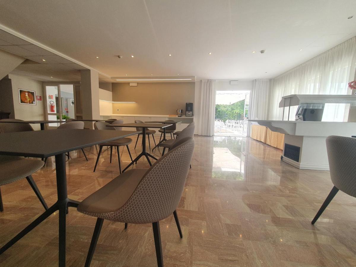 Hotel Eurovil Garni Lignano Sabbiadoro Exteriör bild
