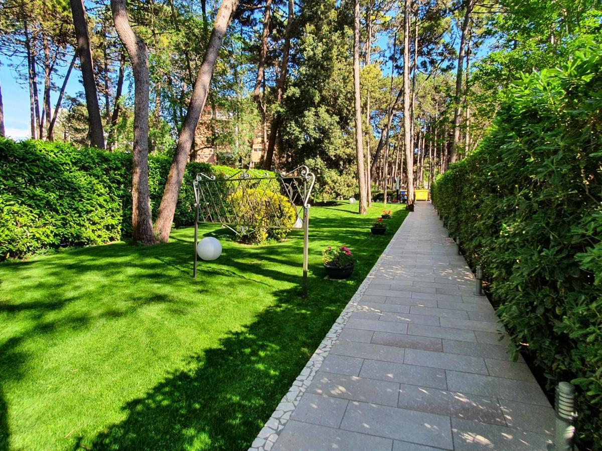Hotel Eurovil Garni Lignano Sabbiadoro Exteriör bild