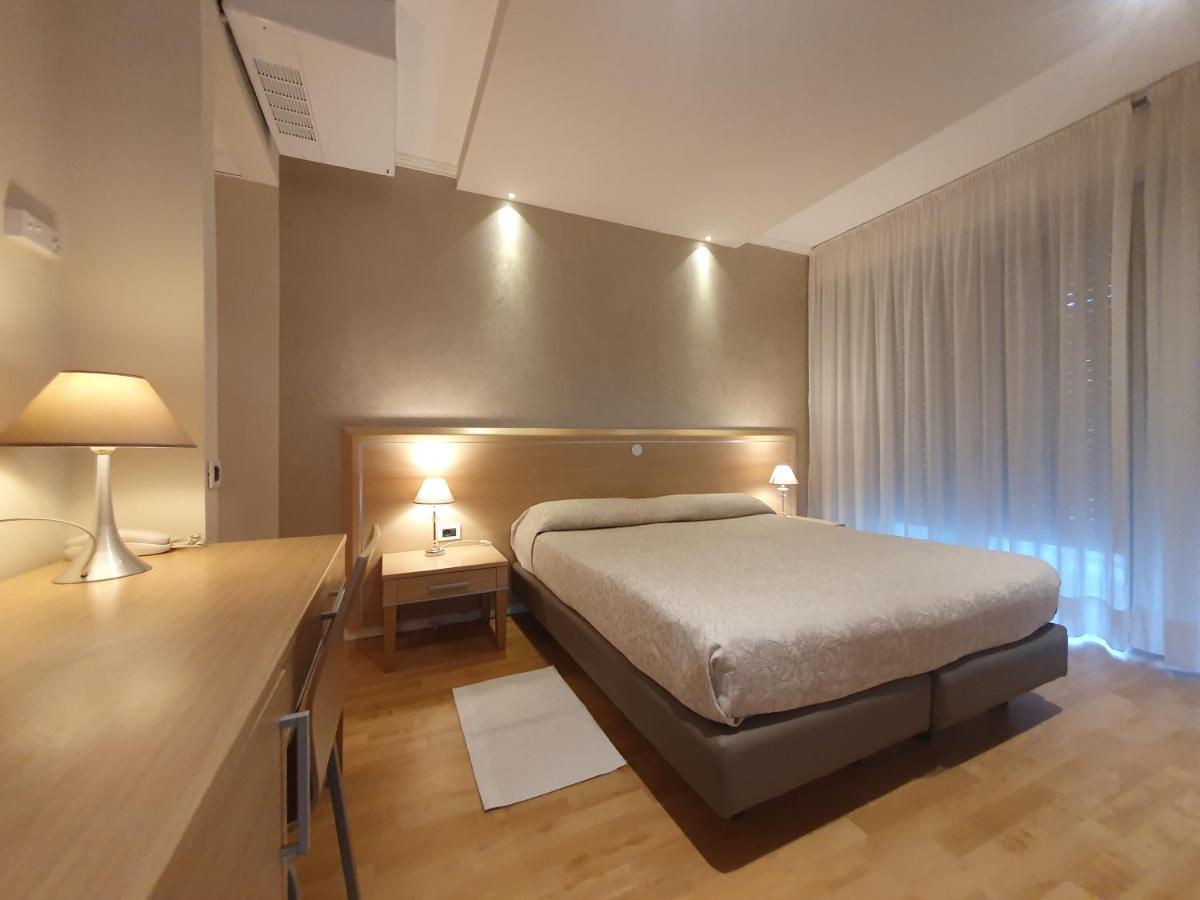Hotel Eurovil Garni Lignano Sabbiadoro Exteriör bild