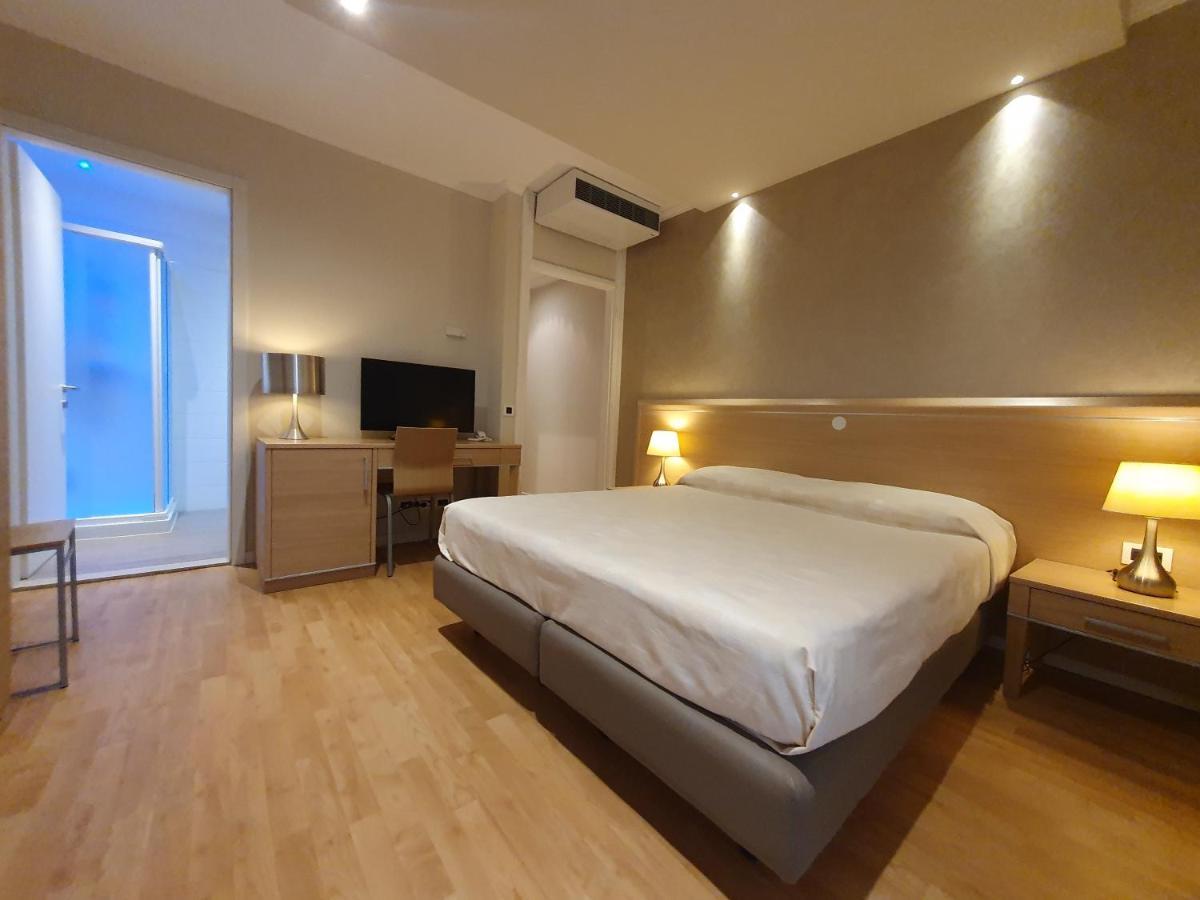 Hotel Eurovil Garni Lignano Sabbiadoro Exteriör bild