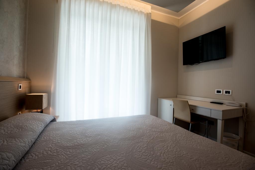 Hotel Eurovil Garni Lignano Sabbiadoro Exteriör bild