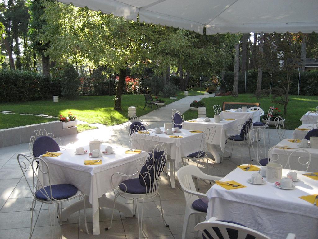 Hotel Eurovil Garni Lignano Sabbiadoro Exteriör bild