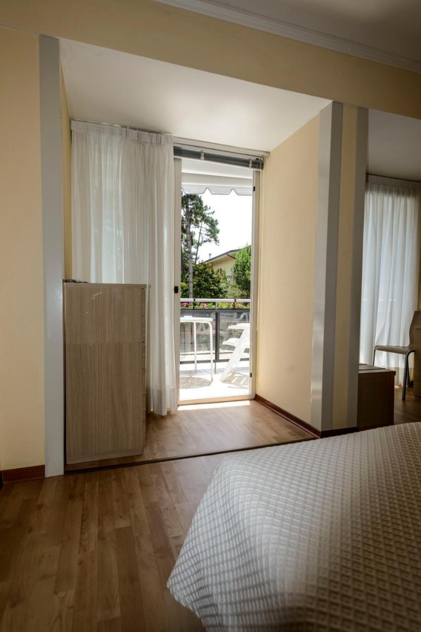 Hotel Eurovil Garni Lignano Sabbiadoro Exteriör bild