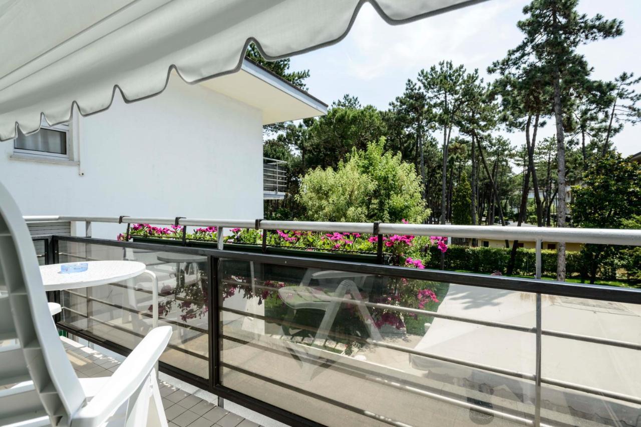 Hotel Eurovil Garni Lignano Sabbiadoro Exteriör bild